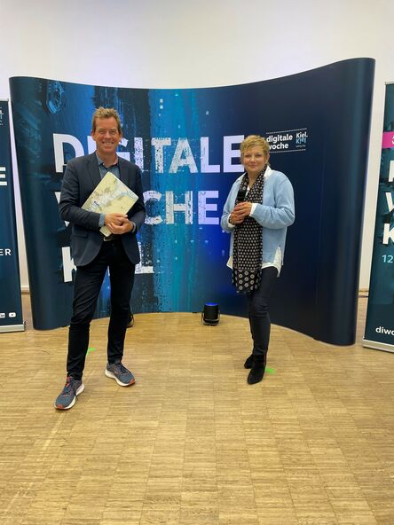 v. li.: Oberbürgermeister Ulf Kämpfer und Kathrin Reinicke von der Kieler Wirtschaftsförderung freuen sich auf die fünfte Ausgabe der diwokiel!