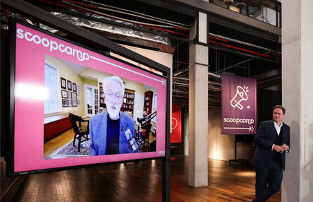 Jeff Jarvis (links) wurde beim scoopcamp 2020 digital zugeschaltet. Dr. Carsten Brosda (rechts) hielt die Laudatio auf ihn.