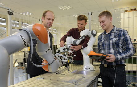 Elektrotechnik und Elektromobilität praxisnah studieren: CAU-Studiengangsleiter Professor Thomas Meurer (links), Lehrstuhl für Regelungstechnik, bietet unter anderem Lehrveranstaltungen zu Robotik an. © Jürgen Haacks, CAU