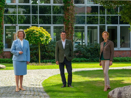 V.l.n.r.: Univ.-Prof. Dr. Kerstin Fink, Präsidentin der NORDAKADEMIE, und Vorstand Christoph Fülscher bei der Begrüßung von Karin Prien, Ministerin für Bildung, Wissenschaft und Kultur des Landes Schleswig-Holstein auf dem Elmshorner Campus der NORDAKADEM