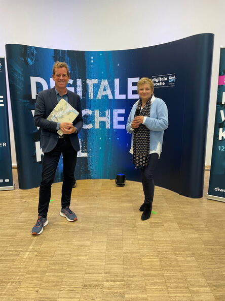 v. li.: Oberbürgermeister Ulf Kämpfer und Kathrin Reinicke von der Kieler Wirtschaftsförderung freuen sich auf die fünfte Ausgabe der diwokiel! v. li.: Oberbürgermeister Ulf Kämpfer und Kathrin Reinicke von der Kieler Wirtschaftsförderung freuen sich auf die fünfte Ausgabe der diwokiel!