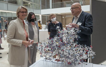 Prof. Rolf Hilgenfeld erläutert die Strukturforschung zum SARS-CoV-2 und das antivirale Wirkstoffdesign (Fotos: Tim Jelonnek / Universität zu Lübeck)