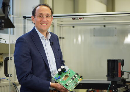 Professor Marco Liserre, Inhaber des Lehrstuhls für Leistungselektronik und stellvertretender Leiter des Studiengangs E-PiCo an der CAU, forscht und lehrt unter anderem zu intelligenten Transformatoren und neuartigen Batteriesystemen. © Claudia Eulitz
