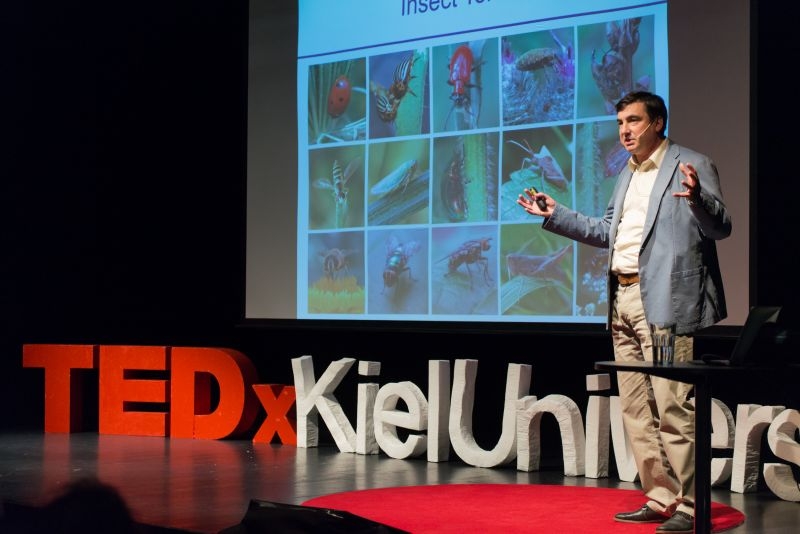 Stanislav Gorb ist Professor für Zoologie an der CAU. Er gab den Zuschauern spannende Einblicke darüber, wie die Elemente der Natur in der Entwicklung, etwa von Robotern, eingesetzt werden können. Foto: Philip Schlender