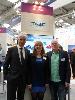 Staatssekretär Dr. Frank Nägele, H. Schade und H. Meinert (beide MAC). Quelle: MAC IT-Solutions GmbH