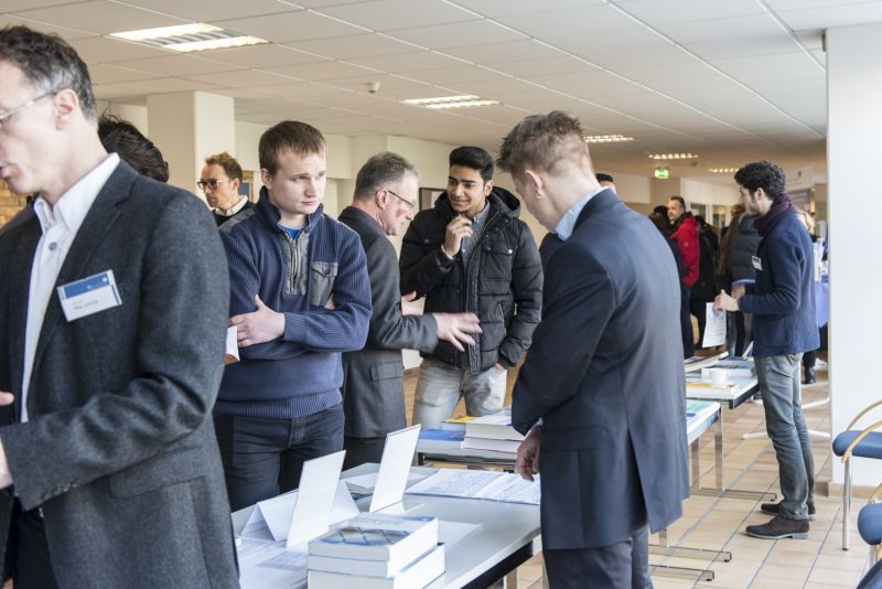 Im persönlichen Gespräch - Informationen zum Studium am Tag der offenen Tür. (Quelle: FH Wedel)